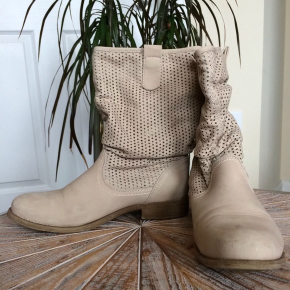 Used CGM Size 10 Cream Laser Cut Detailed Booties - Picture 1 of 8